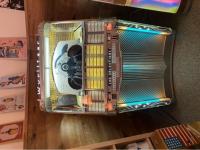 Jukebox mit sichtbaren Plattenspiel